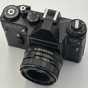 Alternative view of Μηχανή Zenith ET με φακό MC Hellios 77m-4 F1.8 (super bokeh)